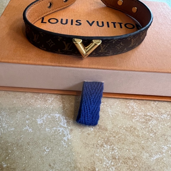 Louis Vuitton Essential V Bracelet Monogram from Louis Vuitton. - Picture 2 of 3
